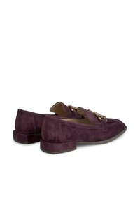 Mocassini in suede viola con accentuazione in catena dorata, tacco basso a blocco e design classico con dettagli di cucitura e punta arrotondata.