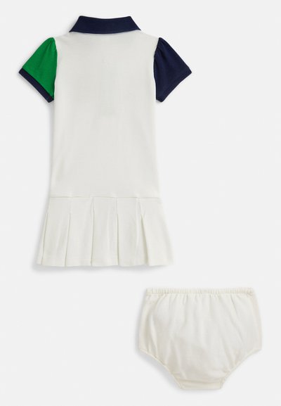 Λευκό φόρεμα με κοντά μανίκια σε λευκό χρώμα, με πράσινα και ναυτικά μπλε μανίκια, πιετέ τελείωμα και αντιστοιχισμένο λευκό ελαστικό κάλυμμα πάνας στη μέση κάτω από το φόρεμα, σε λευκό φόντο.