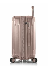 Valigia rigida color oro rosa con superficie texturizzata, lucchetto combinato integrato, manico estraibile e quattro ruote per una facile manovrabilità.