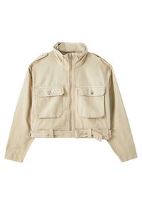Skrócona beżowa kurtka wykonana z tkaniny, z wysokim kołnierzem, zamkiem błyskawicznym z przodu, dwoma kieszeniami na piersi oraz paskiem w talii. Posiada srebrne akcenty metalowe.