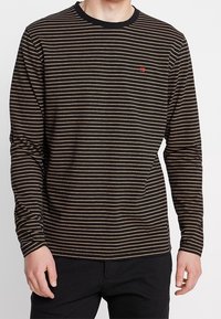 Gestreiftes Langarm-T-Shirt in Schwarz und Braun mit dünnen horizontalen Linien. Gerippter Halsausschnitt und kleines rotes Logo auf der Brust. Weicher Stoff.