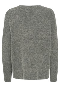 Siv pulli iz volne z mehko teksturo, širokim okroglim izrezom, dolgimi rokavi in sproščenim krojem, ki prikazuje preprostost v dizajnu.