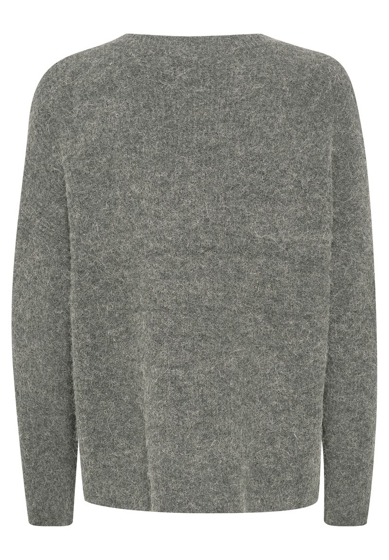 Grau gestrickter Pullover aus Wolle mit einer flauschigen Textur, weitem Rundhalsausschnitt, langen Ärmeln und lockerer Passform, der Einfachheit im Design zur Schau stellt.