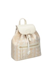 Sac à dos beige et blanc à motif avec un extérieur texturé, rabat en cuir, poignée supérieure et poche avant zippée. Matériau doux avec une forme structurée.