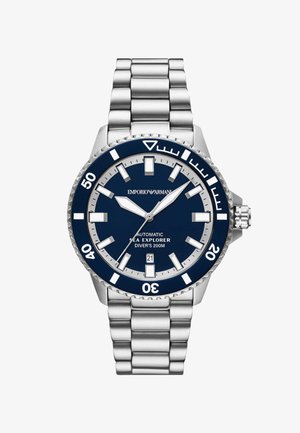 Zegarek ze stali nierdzewnej z niebieską tarczą, srebrnymi znacznikami godzinowymi i jednokierunkową lunetą. Posiada mechanizm automatyczny, 200 m wodoodporności.