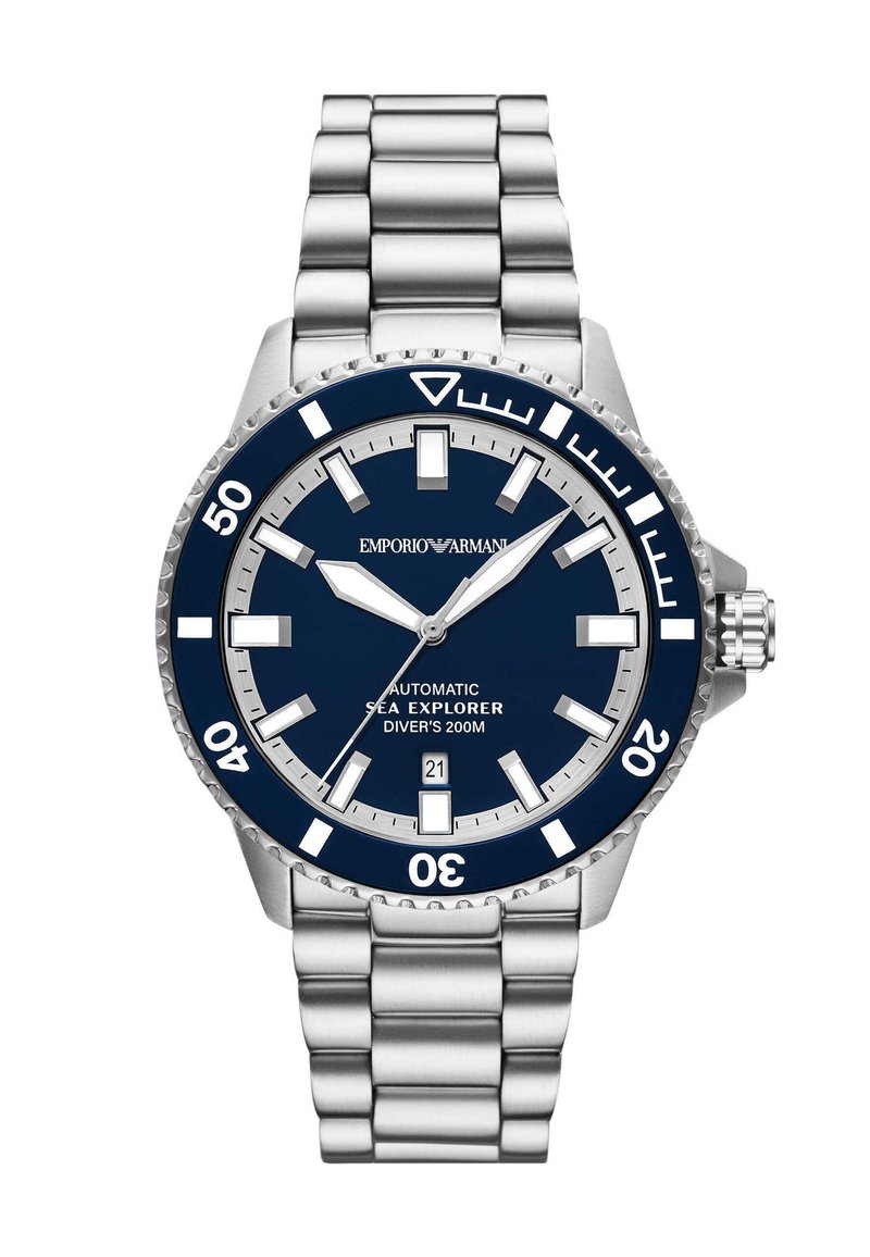 Reloj de acero inoxidable con esfera azul, marcadores de hora plateados y un bisel unidireccional. Cuenta con un movimiento automático y una resistencia al agua de 200 m.