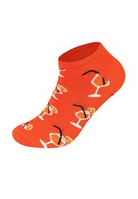 Oranje enkel sok met een cocktailglaspatroon, featuring witte glazen met zwarte rietjes en gele garnering. Glad, rekbaar breimateriaal.