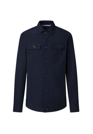 Camisa de manga larga azul marino hecha de tela tejida con cierre de botones en la parte delantera, dos bolsillos en el pecho y botones negros. Textura suave y diseño clásico.