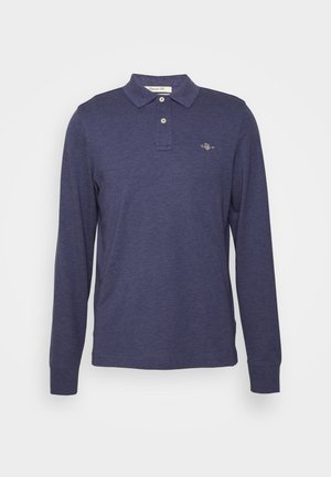 Marineblaues Langarm-Polo-Shirt aus Baumwolle mit einem klassischen Kragen, einer Knopfleiste mit drei Knöpfen und einem dezenten Logo auf der Brust. Einfache Textur.