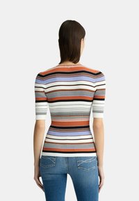 Ribbet striktrøje med horisontale striber i orange, sort, lavendel og hvid. Korte ærmer og et tætsiddende design fremhæver silhuetten.