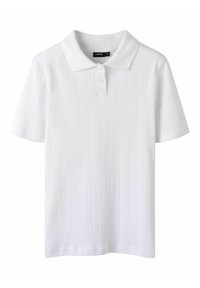 Hvid kortærmet polo skjorte med ribbet tekstur, tre-knaps lukning og klassisk krave. Diskret lodret stribe mønster.