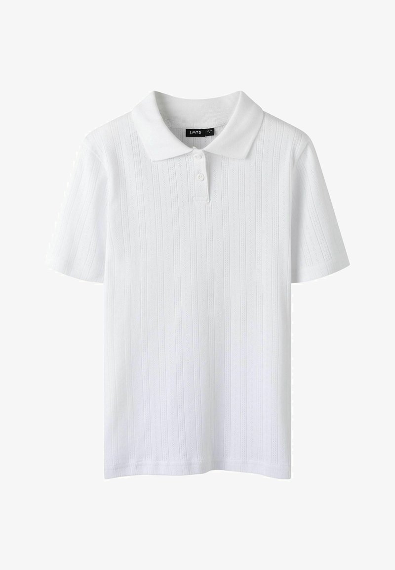 Hvid kortærmet polo skjorte med ribbet tekstur, tre-knaps lukning og klassisk krave. Diskret lodret stribe mønster.