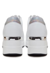 Paire de baskets blanches à plateforme avec des accents argentés métalliques au talon, vues de dos sur fond blanc.