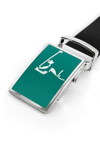 Silberner Schnallen mit einer rechteckigen grünen Emaille-Oberfläche, die ein weißes grafisches Design zeigt. Der Gurt ist schwarz und besteht aus synthetischem Material.