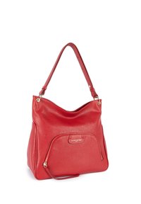 Borsa a spalla in pelle rossa con finitura testurizzata, design morbido, un'unica tracolla e tasca frontale con zip. Accenti in hardware dorato.