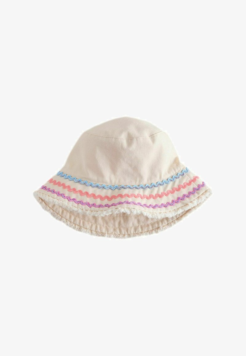 Chapeau seau beige avec un large bord orné d'un ruban ondulé bleu, rose et violet le long du bord.