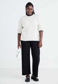 Vero Moda Curve VMCAUGUSTA PANT - Pantaloni - black