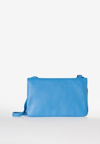 Borsa a tracolla in pelle blu con texture liscia, forma rettangolare, tracolla regolabile e logo del brand impresso sul davanti.