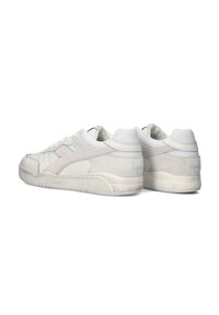 Witte sneakers met een combinatie van gladde en gestructureerde materialen, voorzien van een subtiele roze accent, ronde vorm en gewatteerde kraag.