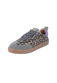 Sneakers in suede grigio con un design a motivo leopardato, dettagli grigi e viola e una suola in gomma beige con battistrada testurizzato.