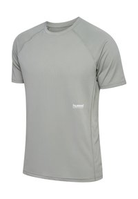 Helle graue Sportshirt mit kurzen Ärmeln, Raglan-Design und dezentem Muster. Verfügt über ein kleines weißes "hummel"-Logo auf der Vorderseite.