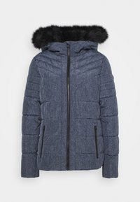 Chaqueta azul acolchada con capucha con borde de piel, cierre de cremallera y dos bolsillos laterales. Presenta una textura acolchada y costuras verticales para un detalle adicional.