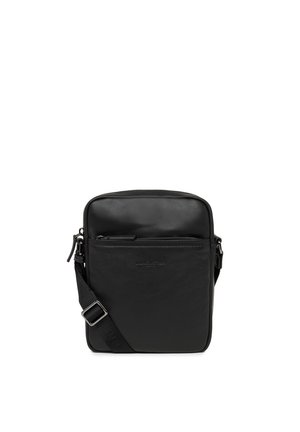 Zwarte leren schoudertas met een rechthoekige vorm, een ritsvak aan de voorkant, een verstelbare strap en een gladde textuur. Geen opvallende patronen of accenten.