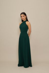 Μακρύ φόρεμα με λαιμόκοψη halter από σκουρό πράσινο ύφασμα. Διαθέτει εφαρμοστό μπούστο, πλισέ φούστα και λείο ύφασμα. Απλός, κομψός σχεδιασμός.