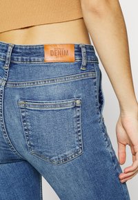 ONLY ONLBLUSH BUTTON - Calças de ganga de corte skinny - medium blue denim