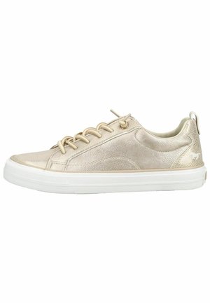 Beiger Sneaker mit niedrigem Schaft, strukturiertem Obermaterial, beigen Schnürsenkeln, weißer dicker Sohle und Zuglasche an der Ferse, Sicht von der Außenseite.