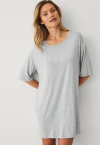 Grijze katoenen T-shirt jurk met korte mouwen, een ronde halslijn en een losse pasvorm, met een zachte textuur en een glad oppervlak.