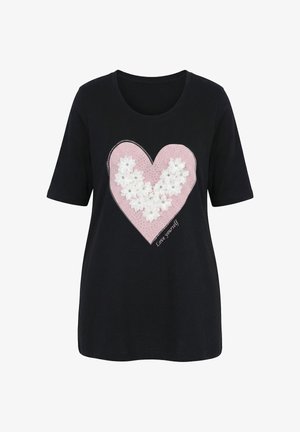 Černé tričko s krátkým rukávem s velkým růžovým srdcem zdobeným bílými látkovými květinami a kamínky, text "Měj se rád" ve spodním pravém rohu.