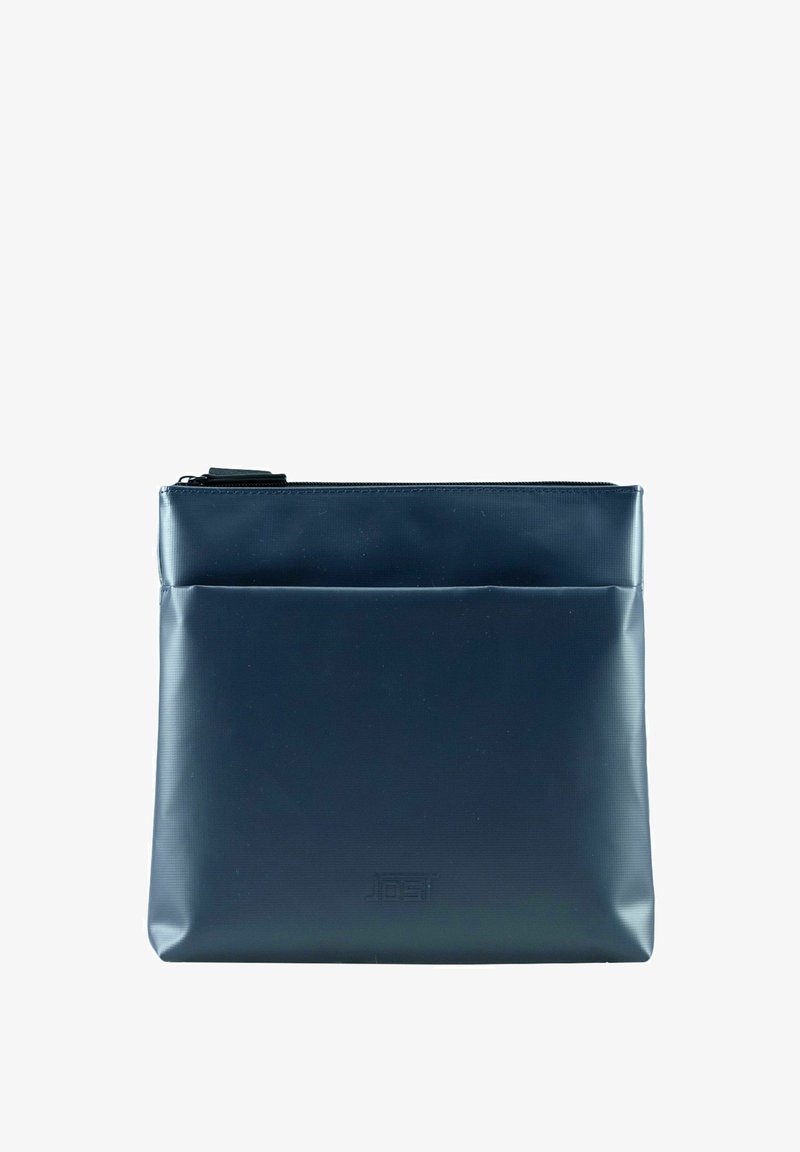 Pochette navy con zip realizzata in materiale liscio e resistente. Presenta una tasca anteriore e un logo impresso. Forma rettangolare con bordi puliti.