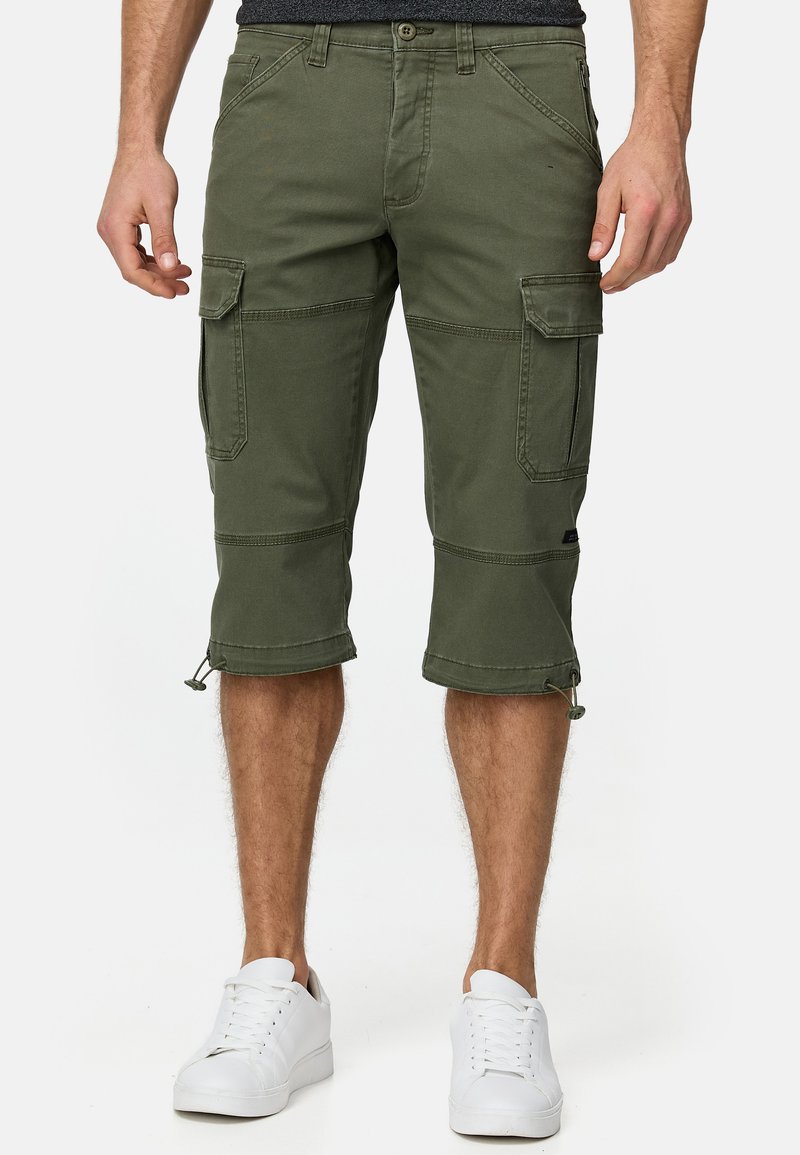 Olivgrüne Cargo-Shorts mit knielangem Schnitt, ausgestattet mit mehreren Taschen, verstellbaren Bündchen und einem strapazierfähigen Baumwollmix.