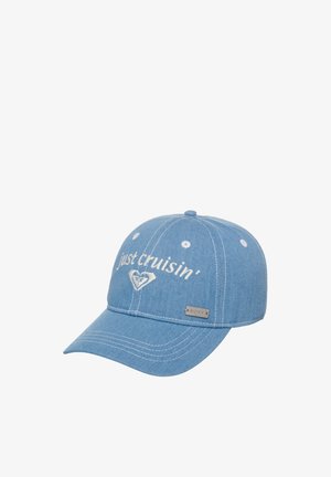 Gorra de béisbol de mezclilla azul claro con texto bordado en blanco "just cruisin'" y un logo de corazón blanco encima de la visera curvada.