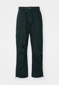 Pantalones cargo de color verde oscuro, hechos de un tejido duradero, con múltiples bolsillos laterales, un corte relajado y puños con cremallera en los tobillos.