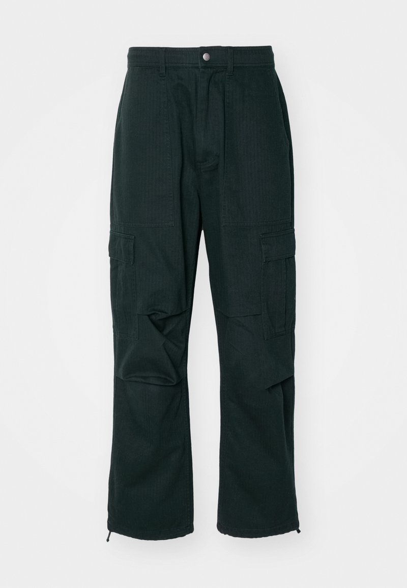 Pantalons cargo vert foncé en tissu durable, avec de nombreuses poches latérales, une coupe relaxée et des poignets zippés aux chevilles.