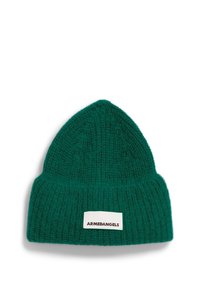 Groene gebreide beanie met een textuurpatroon en een opgerolde rand. Bevat een wit etiket met "ARMEDANGELS" in het zwart gedrukt.