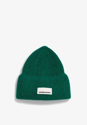 Bonnet tricoté vert avec un motif texturé et un revers replié. Présente une étiquette blanche avec "ARMEDANGELS" imprimé en noir.