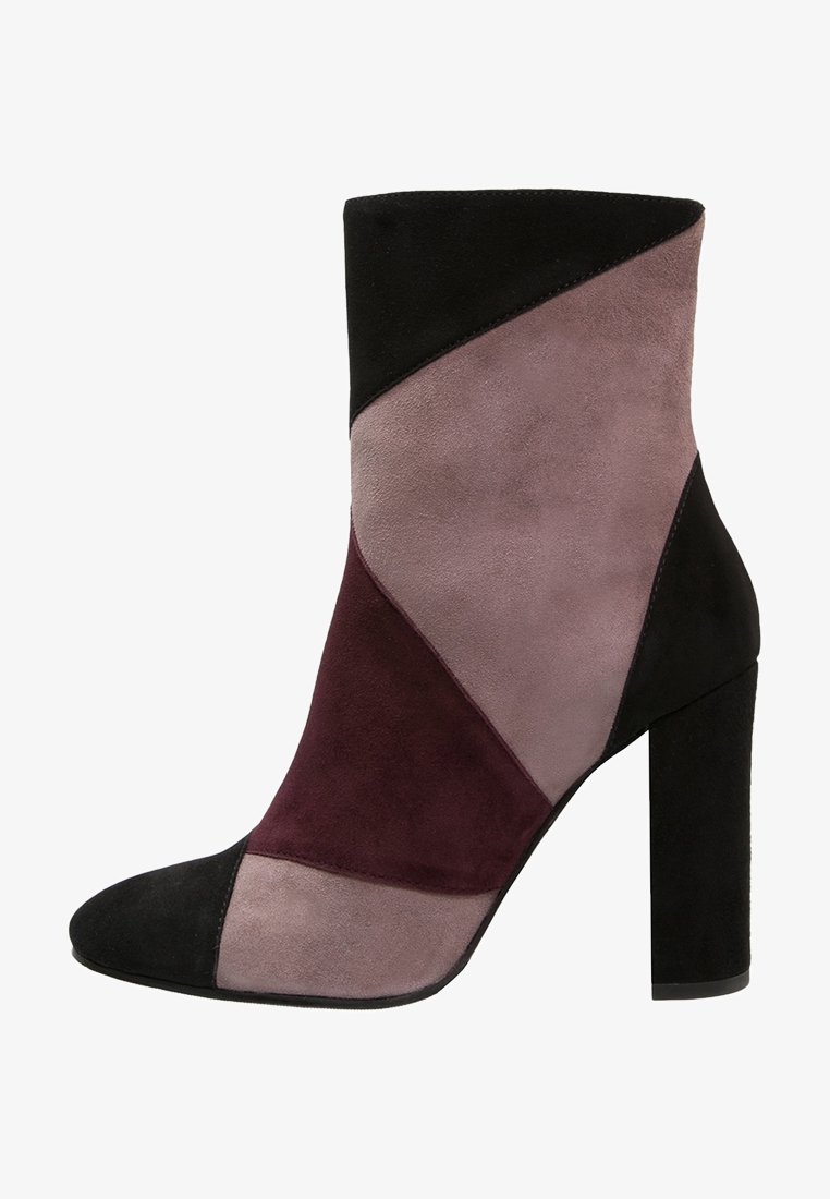 Kožená kotníková bota na vysokém podpatku s geometrickými barevnými bloky v černé, vínové, mauve a světle růžové. Vyrobena z semiše s texturovaným povrchem.