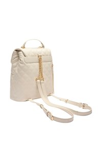 Zaino cream trapuntato in ecopelle, dotato di manico superiore, accentuazione con catena dorata, spallacci regolabili e tasca laterale con zip.