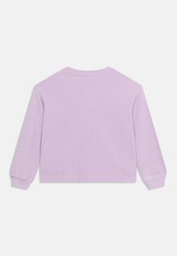 Fialový krátký svetr s dlouhými rukávy, kulatým výstřihem a žebrovanými manžetami, zobrazený zezadu na bílém pozadí.