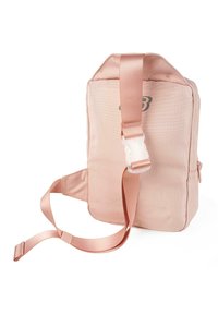 Mochila de tela rosa con forma rectangular, correa ajustable y herrajes transparentes. Cuenta con un logo y un pequeño bolsillo con cremallera en el costado.