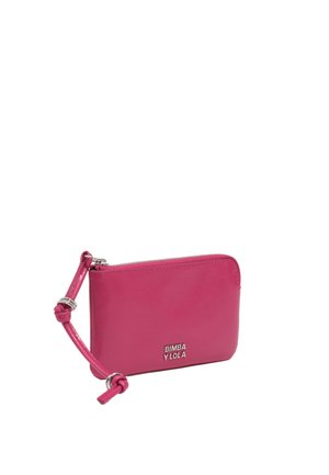 Pequeño monedero de cuero rosa con cremallera plateada y logo "BIMBA Y LOLA" en plata en la parte delantera, correa de muñeca con detalle anudado.