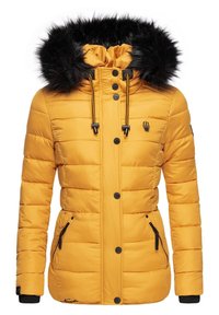 Geel gewatteerde winterjas met een zwart nepbont capuchon, zijzakken met rits en een logo op de borst. Bevat een textiele buitenkant en ribgebreide manchetten.