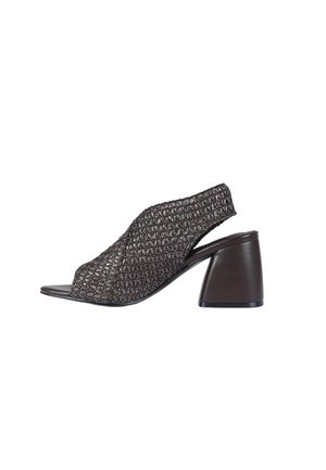 Scarpa slingback marrone scuro con punta aperta, tomaia intrecciata e tacco a blocco, mostrata di profilo su sfondo bianco.