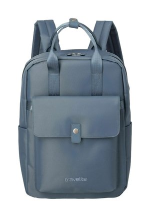 Blauer Travelite-Rucksack mit gepolsterten Trägern, vorderer Klappentasche, oberen Griffen und Reißverschlussverschluss auf weißem Hintergrund.