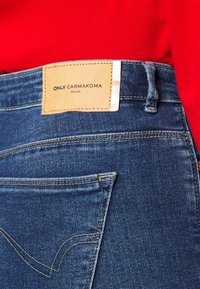 ONLY Carmakoma CARLAOLA LIFE - Ļoti pieguloši džinsi - medium blue denim