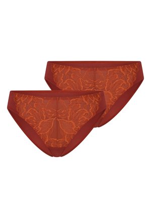 Deux culottes bikini pour femmes couleur rouille avec des détails en dentelle florale sur le panneau avant sur fond blanc.
