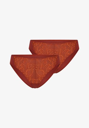 Deux culottes bikini pour femmes couleur rouille avec des détails en dentelle florale sur le panneau avant sur fond blanc.